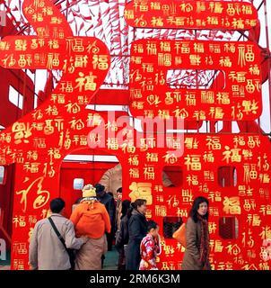 ZHENGZHOU - photo prise le 19 février 2004 montre une porte en forme de caractère chinois fu dans une foire de temple de festival de printemps dans la ville de Zhengzhou, capitale de la province du Henan de Chine centrale. Le caractère chinois fu , qui signifie bonne chance , est commun partout en Chine pendant la fête du printemps. Il est populaire pour sa signification propice, peut également être interprété comme le bonheur , que le peuple chinois croit leur donner la bénédiction dans la nouvelle année à venir. (Xinhua/Wang Song) (zwx) CHINA-SPRING FESTIVAL-CHINESE CHARACTER FU (CN) PUBLICATIONxNOTxINxCHN Zhengzhou photo prise LE 19 2004 février Show Banque D'Images