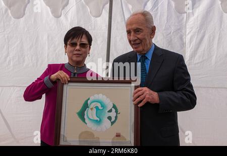 ARAVA, 16 janvier 2014 (Xinhua) -- le président israélien Shimon Peres (à droite) reçoit un cadeau de Li Xiaolin, président de l'Association du peuple chinois pour l'amitié avec les pays étrangers, lors de leur rencontre à Arava, dans le sud d'Israël, le 16 janvier 2014. (Xinhua/Li Rui) ISRAEL-ARAVA-CHINA-LI XIAOLIN-MEETING PUBLICATIONxNOTxINxCHN Arava Jan 16 2014 le président israélien de XINHUA Shimon Peres r reçoit un cadeau de gauche Xiaolin Président de l'Association des célébrités chinoises S pour l'amitié avec les pays étrangers lors de leur rencontre à Arava Sud d'Israël LE 16 2014 janvier XINHUA a quitté Rui Israe Banque D'Images