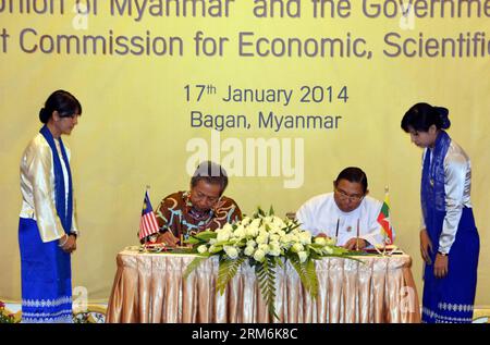 (140117) -- BAGAN, 17 janvier 2014 (Xinhua) -- le ministre des Affaires étrangères du Myanmar U Wunna Maung Lwin (arrière R) et son homologue malaisien Anifah Aman (arrière L) signer un accord entre le gouvernement de la République de l'Union du Myanmar et le gouvernement de la Malaisie sur la création de la commission mixte de coopération économique, scientifique et technique lors d'une cérémonie de signature à Bagan, Myanmar, le 17 janvier 2014. (Xinhua/MPC) MYANMAR-BAGAN-CÉRÉMONIE DE SIGNATURE PUBLICATIONxNOTxINxCHN Bagan Jan 17 2014 XINHUA Myanmar les ministres des Affaires étrangères U Wunna Maung Lwin Back r et sa partie malaisienne Anifah AMAN Ba Banque D'Images