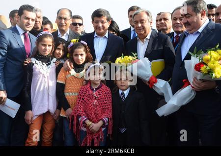 Le ministre turc des Affaires étrangères Ahmet Davutoglu(C), le haut-commissaire du HCR Antonio Guterres(2e R), le ministre irakien des Affaires étrangères Hoshyar Zebari(1e R) posent pour une photo de groupe avec des enfants du camp de réfugiés de Sanliurfa le 17 janvier 2014. La deuxième partie de la Réunion ministérielle des pays limitrophes de la Syrie se tient vendredi dans un camp de réfugiés de la ville de Harran, dans la province méridionale de Sanliurfa, en présence de ministres de Turquie, d'Irak, de Jordanie, de le vice-ministre des Affaires étrangères du Liban et de l'Egypte afin de discuter des efforts d'aide humanitaire pour faire face à l'afflux massif de réfugiés syriens. (Xinhua/Cihan) TURQUIE- Banque D'Images