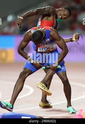 Budapest. 26 août 2023. Noah Lyles (à l'avant) et Fred Kerley, des États-Unis, célèbrent la victoire de leur équipe en finale du relais 4x100 mètres masculin aux Championnats du monde d'athlétisme Budapest 2023 à Budapest, Hongrie, le 26 août 2023. Crédit : Li Ming/Xinhua/Alamy Live News Banque D'Images