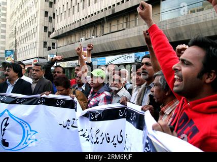 (140118) -- KARACHI, 18 janv. 2014 (Xinhua) -- des journalistes pakistanais crient des slogans contre l'attaque d'un véhicule de la chaîne d'information privée DSNG (Digital satellite News Gathering) dans la ville portuaire de Karachi, dans le sud du Pakistan, le 18 janvier 2014. Trois personnes associées à Express News Channel ont été tuées et une autre blessée lorsqu'une camionnette appartenant à la chaîne a été attaquée tard vendredi soir. (Xinhua/Arshad) PAKISTAN-KARACHI-JOURNALIST-PROTEST PUBLICATIONxNOTxINxCHN Karachi Jan 18 2014 les journalistes pakistanais de XINHUA crient des slogans contre l'attaque d'une chaîne d'information privée Digital satellite News Banque D'Images