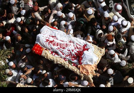 (140118) -- KARACHI, 18 janv. 2014 (Xinhua) -- des personnes assistent à une cérémonie funéraire d'un religieux dans la ville portuaire de Karachi, dans le sud du Pakistan, le 18 janvier 2014. Au moins 10 personnes, dont trois liées à une chaîne d'information privée, ont été tuées et plusieurs autres blessées dans des incidents séparés de tirs dans la ville portuaire de Karachi, dans le sud du Pakistan, vendredi, ont indiqué les médias locaux et la police. (Xinhua/Arshad) PAKISTAN-KARACHI-UNREST-FUNERAL PUBLICATIONxNOTxINxCHN Karachi janvier 18 2014 des célébrités XINHUA assistent à une cérémonie funéraire d'un religieux dans la ville portuaire de Karachi, dans le sud du Pakistan, LE 18 janvier Banque D'Images