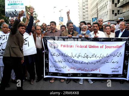 (140118) -- KARACHI, 18 janv. 2014 (Xinhua) -- des journalistes pakistanais crient des slogans contre l'attaque d'un véhicule de la chaîne d'information privée DSNG (Digital satellite News Gathering) dans la ville portuaire de Karachi, dans le sud du Pakistan, le 18 janvier 2014. Trois personnes associées à Express News Channel ont été tuées et une autre blessée lorsqu'une camionnette appartenant à la chaîne a été attaquée tard vendredi soir. (Xinhua/Arshad) PAKISTAN-KARACHI-JOURNALIST-PROTEST PUBLICATIONxNOTxINxCHN Karachi Jan 18 2014 les journalistes pakistanais de XINHUA crient des slogans contre l'attaque d'une chaîne d'information privée Digital satellite News Banque D'Images