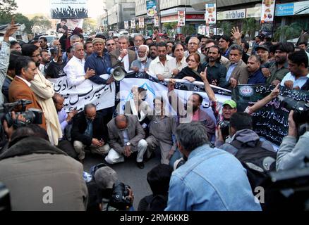 (140118) -- KARACHI, 18 janv. 2014 (Xinhua) -- des journalistes pakistanais crient des slogans contre l'attaque d'un véhicule de la chaîne d'information privée DSNG (Digital satellite News Gathering) dans la ville portuaire de Karachi, dans le sud du Pakistan, le 18 janvier 2014. Trois personnes associées à Express News Channel ont été tuées et une autre blessée lorsqu'une camionnette appartenant à la chaîne a été attaquée tard vendredi soir. (Xinhua/Arshad) PAKISTAN-KARACHI-JOURNALIST-PROTEST PUBLICATIONxNOTxINxCHN Karachi Jan 18 2014 les journalistes pakistanais de XINHUA crient des slogans contre l'attaque d'une chaîne d'information privée Digital satellite News Banque D'Images