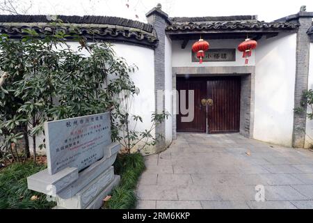 (140118) -- HANGZHOU, 18 janvier 2014 (Xinhua) -- une photo prise le 18 janvier 2014 montre l'entrée de Yuzunyuan, un club haut de gamme dans le parc West Lake, à Hangzhou, capitale de la province du Zhejiang de l'est de la Chine. Les autorités de Hangzhou ont ordonné à dix clubs haut de gamme dans le parc West Lake de fermer le 17 janvier, et d'autres établissements chics dans les parcs publics de fermer dans les jours à venir. Cinq clubs, dont Xihuhui à West Lake, connus pour leurs décorations luxueuses, leurs repas coûteux et leurs services, ont été fermés le 16 janvier, selon un communiqué du gouvernement de la ville de Hangzhou. Déplacer les cibles pour fermer toutes les hig Banque D'Images