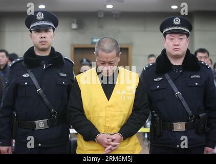 (140120) -- SHIJIAZHUANG, 20 janvier 2014 (Xinhua) -- Lyu Yueting (C) assiste à son procès devant le tribunal populaire intermédiaire municipal de Shijiazhuang à Shijiazhuang, capitale de la province du Hebei du nord de la Chine, le 20 janvier 2014. LYU a été condamné à la prison à vie pour avoir ajouté du poison à des boulettes congelées qui ont laissé malades quatre Chinois et neuf Japonais. Le tribunal populaire intermédiaire municipal de Shijiazhuang a rendu le verdict lundi lors d'une audience publique en présence de journalistes et de fonctionnaires de l'ambassade du Japon en Chine. (Xinhua/Ding Lixin) (lmm) CHINA-SHIJIAZHUANG-DUMPLING POISONI Banque D'Images