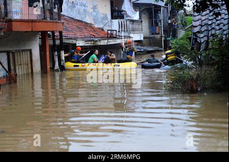 (140121) -- JAKARTA, 21 janv. 2014 (Xinhua) -- des membres de l'armée de l'air spéciale indonésienne évacuent des résidents d'un quartier inondé à Jakarta, Indonésie, 21 janvier 2014. Les inondations généralisées qui ont touché Jakarta, la capitale indonésienne, ont tué huit personnes et forcé plus de 60 000 autres à fuir les eaux lundi, alors que de fortes pluies torrentielles continuent de tromper la ville, a déclaré un responsable. (Xinhua/Zulkarnain)(bxq) INDONESIA-JAKARTA-FLOOD PUBLICATIONxNOTxINxCHN Jakarta Jan 21 2014 le personnel de la Force aérienne spéciale indonésienne évacue les résidents d'un quartier inondé à Jakarta Indonésie Jan 21 2014 WID Banque D'Images