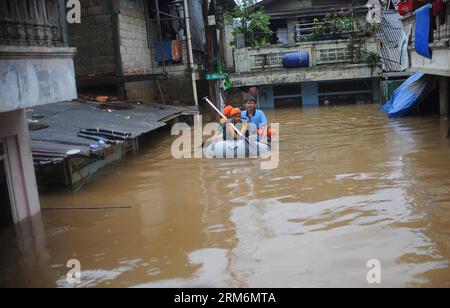 (140121) -- JAKARTA, 21 janv. 2014 (Xinhua) -- des membres de l'armée de l'air spéciale indonésienne évacuent des résidents d'un quartier inondé à Jakarta, Indonésie, 21 janvier 2014. Les inondations généralisées qui ont touché Jakarta, la capitale indonésienne, ont tué huit personnes et forcé plus de 60 000 autres à fuir les eaux lundi, alors que de fortes pluies torrentielles continuent de tromper la ville, a déclaré un responsable. (Xinhua/Zulkarnain)(bxq) INDONESIA-JAKARTA-FLOOD PUBLICATIONxNOTxINxCHN Jakarta Jan 21 2014 le personnel de la Force aérienne spéciale indonésienne évacue les résidents d'un quartier inondé à Jakarta Indonésie Jan 21 2014 WID Banque D'Images