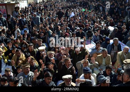 (140123) -- QUETTA, 23 janv. 2014 (Xinhua) -- des musulmans chiites pakistanais assis à côté de cercueils portant les restes des personnes tuées dans un attentat à la bombe lors d'une manifestation à Quetta, dans le sud-ouest du Pakistan, le 23 janvier 2014. Les manifestations contre l'attentat suicide de mardi qui a tué 28 musulmans chiites dans la province du Baloutchistan, au sud-ouest du Pakistan, se sont poursuivies jeudi pour la deuxième journée consécutive dans presque toutes les grandes villes du pays. (Xinhua/Asad) PAKISTAN-QUETTA-PROTEST PUBLICATIONxNOTxINxCHN Quetta Jan 23 2014 des musulmans chiites pakistanais de XINHUA assis à côté de Coffin portant les restes des personnes TUÉES dans un attentat à la bombe Banque D'Images