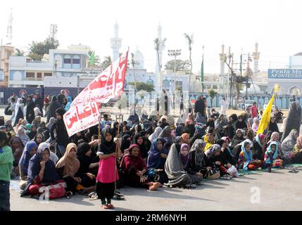 (140123) -- KARACHI, 23 janv. 2014 (Xinhua) -- des musulmans chiites participent à un sit de protestation dans la ville portuaire de Karachi, dans le sud du Pakistan, le 23 janvier 2014. Les manifestations contre l'attentat suicide de mardi qui a tué 28 musulmans chiites dans la province du Baloutchistan, au sud-ouest du Pakistan, se sont poursuivies jeudi pour la deuxième journée consécutive dans presque toutes les grandes villes du pays. (Xinhua/Masroor) PAKISTAN-KARACHI-SHIITE-PROTEST PUBLICATIONxNOTxINxCHN Karachi 23 2014 janvier des musulmans chiites de XINHUA participent à un sit de protestation dans la ville portuaire pakistanaise de Karachi LE 23 2014 janvier manifestation contre mardi S. Banque D'Images