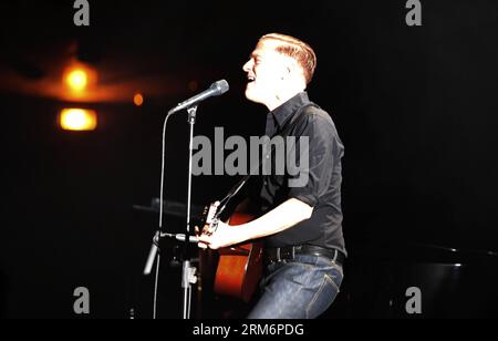 HARARE, 24 janv. 2014 (Xinhua) -- Bryan Adams, rocker doux canadien, chante lors d'un concert au Harare International Conference Center à Harare, Zimbabwe, le 24 janvier 2014. Né en 1959, Adams est surtout connu pour sa chanson à succès Everything I Do, I Do IT for You sortie en 1991. (Xinhua/Stringer) ZIMBABWE-HARARE-BRYAN ADAMS-CONCERT PUBLICATIONxNOTxINxCHN Harare Jan 24 2014 XINHUA Canadian Soft Rocker Bryan Adams chante lors d'un concert AU Harare International Conference Center à Harare Zimbabwe LE 24 2014 janvier 1959 Adams EST surtout connu pour sa chanson à succès Everything I Do I Do IT for You Banque D'Images