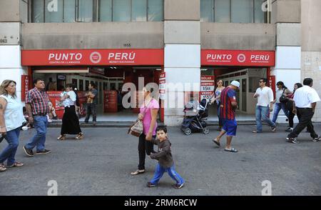 (140126) -- SANTIAGO, 26 janv. 2014 (Xinhua) -- les gens marchent dans le petit Lima , près du Parade Ground à Santiago, capitale du Chili, le 26 janvier 2014. Dimanche, le Comité des réfugiés péruviens au Chili a organisé un événement culturel dans le petit Lima , qui vise à souligner l'Union culturelle entre Chiliens et Péruviens, un jour avant que la Cour internationale de Justice (CIJ), basée à la Haye, ne se prononce sur le différend maritime entre le Pérou et le Chili. (Xinhua/Jorge Villegas) (fnc) (ah) CHILI-SANTIAGO-PÉROU-SOCIÉTÉ-ÉVÉNEMENT PUBLICATIONxNOTxINxCHN Santiago Jan 26 2014 célébrités de XINHUA marchent dans le Th Banque D'Images