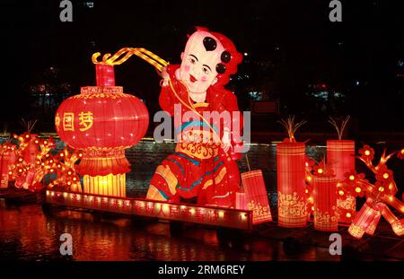 La photo prise le 26 janvier montre des lanternes exposées sur la rivière Panlong à Kunming, capitale de la province du Yunnan du sud-ouest de la Chine. Un spectacle de lanternes a débuté ici dimanche. (Xinhua/Liang Zhiqiang) (cjq) CHINA-KUNMING-LANTERN SHOW (CN) PUBLICATIONxNOTxINxCHN photo prise LE 26 janvier montre des lanternes exposées SUR la rivière Panlong dans la capitale Kunming du sud-ouest de la Chine S Yunnan un spectacle de lanternes a débuté ici dimanche XINHUA Liang Zhiqiang China Kunming Lantern Show CN PUBLICATIONXNOXNOTXXINXNOTN Banque D'Images