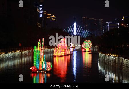 La photo prise le 26 janvier montre des lanternes exposées sur la rivière Panlong à Kunming, capitale de la province du Yunnan du sud-ouest de la Chine. Un spectacle de lanternes a débuté ici dimanche. (Xinhua/Liang Zhiqiang) (cjq) CHINA-KUNMING-LANTERN SHOW (CN) PUBLICATIONxNOTxINxCHN photo prise LE 26 janvier montre des lanternes exposées SUR la rivière Panlong dans la capitale Kunming du sud-ouest de la Chine S Yunnan un spectacle de lanternes a débuté ici dimanche XINHUA Liang Zhiqiang China Kunming Lantern Show CN PUBLICATIONXNOXNOTXXINXNOTN Banque D'Images