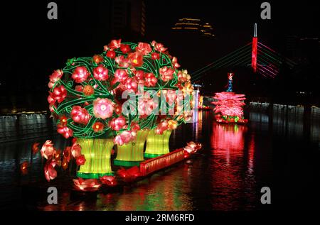 La photo prise le 26 janvier montre des lanternes exposées sur la rivière Panlong à Kunming, capitale de la province du Yunnan du sud-ouest de la Chine. Un spectacle de lanternes a débuté ici dimanche. (Xinhua/Liang Zhiqiang) (cjq) CHINA-KUNMING-LANTERN SHOW (CN) PUBLICATIONxNOTxINxCHN photo prise LE 26 janvier montre des lanternes exposées SUR la rivière Panlong dans la capitale Kunming du sud-ouest de la Chine S Yunnan un spectacle de lanternes a débuté ici dimanche XINHUA Liang Zhiqiang China Kunming Lantern Show CN PUBLICATIONXNOXNOTXXINXNOTN Banque D'Images