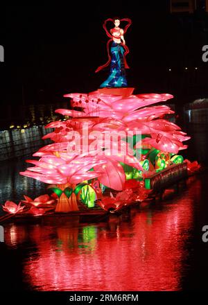 La photo prise le 26 janvier montre des lanternes exposées sur la rivière Panlong à Kunming, capitale de la province du Yunnan du sud-ouest de la Chine. Un spectacle de lanternes a débuté ici dimanche. (Xinhua/Liang Zhiqiang) (cjq) CHINA-KUNMING-LANTERN SHOW (CN) PUBLICATIONxNOTxINxCHN photo prise LE 26 janvier montre des lanternes exposées SUR la rivière Panlong dans la capitale Kunming du sud-ouest de la Chine S Yunnan un spectacle de lanternes a débuté ici dimanche XINHUA Liang Zhiqiang China Kunming Lantern Show CN PUBLICATIONXNOXNOTXXINXNOTN Banque D'Images