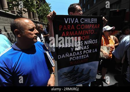 (140126) -- SANTIAGO, 26 janv. 2014 (Xinhua) -- des gens brandissent des banderoles lors d'un événement qui s'est tenu dans le petit Lima , près du terrain de parade à Santiago, capitale du Chili, le 26 janvier 2014. Dimanche, le Comité des réfugiés péruviens au Chili a organisé un événement culturel dans le petit Lima , qui vise à souligner l'Union culturelle entre Chiliens et Péruviens, un jour avant que la Cour internationale de Justice (CIJ), basée à la Haye, ne se prononce sur le différend maritime entre le Pérou et le Chili. (Xinhua/Jorge Villegas) (fnc) (ah) CHILI-SANTIAGO-PÉROU-SOCIÉTÉ-ÉVÉNEMENT PUBLICATIONxNOTxINxCHN Santiago Jan 26 2014 Banque D'Images