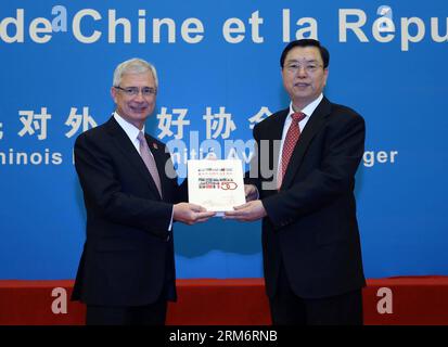 (140127) -- PÉKIN, 27 janvier 2014 (Xinhua) -- Zhang Dejiang (à droite), président du Comité permanent de l'Assemblée nationale populaire (APN), donne un album photo en cadeau à Claude Bartolone (à gauche), président de l'Assemblée nationale française, lors d’une réception célébrant le 50e anniversaire de l’établissement des relations diplomatiques entre la Chine et la France, à Pékin, capitale de la Chine, le 27 janvier 2014. (Xinhua/Liu Weibing) (zgp) CHINE-FRANCE-RELATIONS DIPLOMATIQUES-50E ANNIVERSAIRE (CN) PUBLICATIONxNOTxINxCHN Beijing Jan 27 2014 XINHUA Zhang Dejiang r Président du Congrès national des célébrités S NPC Thing Banque D'Images