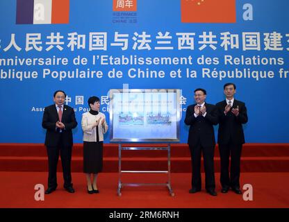 (140127) -- PÉKIN, 27 janv. 2014 (Xinhua) -- les invités dévoilent les timbres commémoratifs émis conjointement par la Chine et la France lors d'une réception célébrant le 50e anniversaire de l'établissement de relations diplomatiques entre la Chine et la France, à Pékin, capitale de la Chine, le 27 janvier 2014. Zhang Dejiang, président du Comité permanent de l'Assemblée nationale populaire (APN), et Claude Bartolone, président de l'Assemblée nationale française, ont assisté à la réception lundi. (Xinhua/Liu Weibing) (zgp) CHINE-FRANCE-RELATIONS DIPLOMATIQUES-50e ANNIVERSAIRE (CN) PUBLICATIONxNOTxINxCHN Beijing Jan 27 2014 XINHUA Gu Banque D'Images