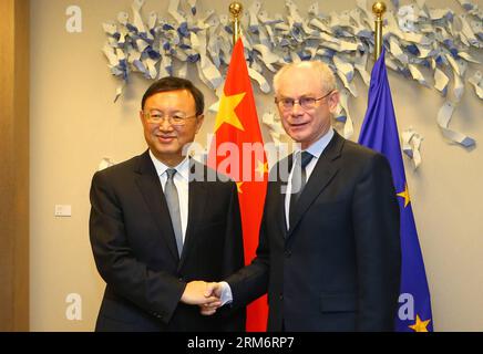 (140127) -- BRUXELLES, 27 janv. 2014 (Xinhua) -- le président du Conseil européen Herman Van Rompuy (à droite) serre la main du conseiller d'État chinois Yang Jiechi lors de leur réunion au siège de l'UE à Bruxelles, capitale de la Belgique, le 27 janvier 2014. (Xinhua/Gong Bing) UE-CHINA-YANG JIECHI-VISIT PUBLICATIONxNOTxINxCHN Bruxelles Jan 27 2014 le président du Conseil européen DE XINHUA Herman van Rompuy serre la main des conseillers d'Etat chinois Yang Jiechi lors de leur réunion AU siège de l'UE à Bruxelles capitale de la Belgique Jan 27 2014 XINHUA Gong Bing eu China Yang Jiechi Visit PUBLICATIONxNOTxINxCHN Banque D'Images