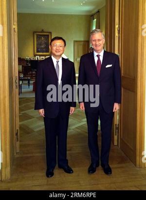 (140127) -- BRUXELLES, 27 janv. 2014 (Xinhua) -- le Roi Philippe (R) rencontre le Conseiller d'Etat chinois Yang Jiechi au Palais Royal à Bruxelles, Belgique, le 27 janvier 2014. (Xinhua) BELGIQUE-CHINE-YANG JIECHI-VISITE PUBLICATIONxNOTxINxCHN Bruxelles Jan 27 2014 XINHUA Belgique S King Philippe r rencontre les conseillers d'Etat chinois Yang Jiechi AU Palais Royal de Bruxelles Belgique Jan 27 2014 XINHUA Belgique Chine Yang Jiechi visite PUBLICATIONxNOTxINxCHN Banque D'Images