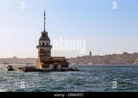 ISTANBUL, TURQUIE - 12 SEPTEMBRE 2017 : c'est une vue sur le symbole de la ville - la Tour de Maiden - du côté asiatique au coucher du soleil. Banque D'Images