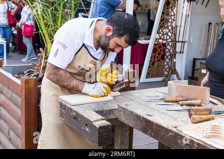 ISTANBUL, TURQUIE - 10 SEPTEMBRE 2017 : un menuisier non identifié rend son produit visible au Festival d'Art populaire. Banque D'Images