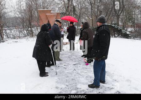 (140128) -- BERLIN, (Xinhua) -- des survivants de l'holocauste nazi se réunissent devant un monument dédié aux victimes de l'holocauste à Berlin, capitale de l'Allemagne, le 27 janvier 2014. Le 27 janvier 1945, les troupes soviétiques libérèrent Auschwitz, le plus grand camp de concentration nazi de Pologne, où plus d’un million de personnes furent tuées. En 2005, les Nations Unies ont désigné cette même journée comme Journée internationale de commémoration de l'Holocauste en mémoire des victimes de l'Holocauste. (Xinhua/Zhang Fan) (zjl) ALLEMAGNE-BERLIN-JOURNÉE COMMÉMORATIVE DE L'HOLOCAUSTE PUBLICATIONxNOTxINxCHN Berlin les survivants XINHUA de l'Holocauste S nazi se rassemblent devant un mon Banque D'Images