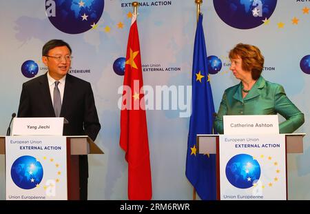 (140127) -- BRUXELLES, 27 janv. 2014 (Xinhua) -- le conseiller d'État chinois Yang Jiechi (à gauche) s'exprime lors d'une conférence de presse avec Catherine Ashton, vice-présidente de l'Union européenne et haute représentante pour les affaires étrangères et la politique de sécurité, après le quatrième dialogue stratégique de haut niveau Chine-Union européenne (UE) à Bruxelles, le 27 janvier 2014. (Xinhua/Gong Bing) BELGIQUE-BRUXELLES-CHINE-UE-DIALOGUE PUBLICATIONxNOTxINxCHN Bruxelles Jan 27 2014 XINHUA les conseillers d'Etat chinois Yang Jiechi prennent la parole lors d'une conférence de presse avec le vice-président de l'Union européenne et la haute représentante pour les affaires étrangères Banque D'Images