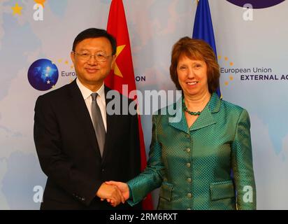 (140127) -- BRUXELLES, 27 janv. 2014 (Xinhua) -- le conseiller d'État chinois Yang Jiechi (à gauche) serre la main de Catherine Ashton, vice-présidente de l'Union européenne et haute représentante pour les affaires étrangères et la politique de sécurité, avant le quatrième dialogue stratégique de haut niveau Chine-Union européenne (UE) à Bruxelles, le 27 janvier 2014. (Xinhua/Gong Bing) BELGIQUE-BRUXELLES-CHINE-UE-DIALOGUE PUBLICATIONxNOTxINxCHN Bruxelles Jan 27 2014 XINHUA les conseillers d'État chinois Yang Jiechi serrent la main de Catherine Ashton Prio, vice-présidente de l'Union européenne et haute représentante pour les affaires étrangères et la politique de sécurité Banque D'Images