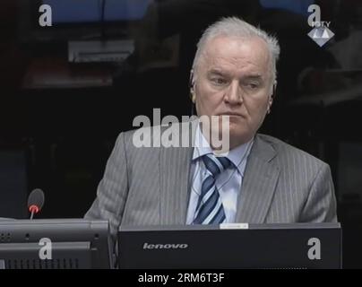 (140128) -- LA HAYE, 28 janv. 2014 (Xinhua) -- l'ancien chef de l'armée serbe de Bosnie Ratko Mladic comparaît devant le tribunal du Tribunal pénal international pour l'ex-Yougoslavie (TPIY) à la Haye, pays-Bas, le 28 janvier 2014. Deux des figures clés de la guerre bosniaque dans les années 90 étaient devant les tribunaux mardi à la Haye, avec l’ancien chef de l’armée serbe de Bosnie Ratko Mladic qui comparaissait dans l’affaire de la défense de l’ancien dirigeant serbe de Bosnie Radovan Karadzic. (XINHUA/TPIY) PAYS-BAS-LA HAYE-MLADIC-KARADZIC PUBLICATIONXNOTXINXCHN Banque D'Images