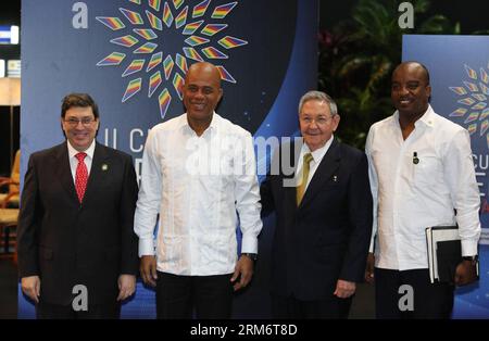 (140128) -- LA HAVANE, 28 janvier 2014 (Xinhua) -- le président cubain Raul Castro (2e R) pose pour une photo de groupe avec son homologue haïtien Michel Martelly (2e L), lors de l'ouverture du deuxième Sommet de la Communauté des États d'Amérique latine et des Caraïbes (CELAC, pour ses initiales en espagnol), dans la capitale cubaine de la Havane, le 28 janvier 2014. Ce sommet de deux jours sera axé sur la lutte contre la faim, la pauvreté et les inégalités. (Xinhua/AVN) (jp) (ah) CUBA-HAVANA-POLITICS-CELAC PUBLICATIONxNOTxINxCHN la Havane Jan 28 2014 le président cubain de XINHUA Raul Castro 2e r pose pour une photo de groupe avec sa part Banque D'Images