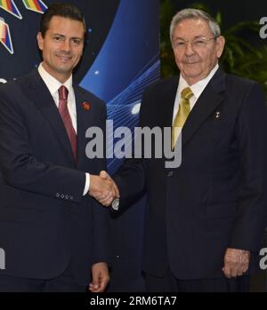 (140128) -- LA HAVANE, 28 janvier 2014 (Xinhua) -- l'image fournie par la présidence mexicaine montre le président mexicain Enrique Pena Nieto (G) serre la main de son homologue cubain Raul Castro, lors de l'ouverture du deuxième sommet de la Communauté des États d'Amérique latine et des Caraïbes (CELAC, pour ses initiales en espagnol), dans la capitale cubaine de la Havane, le 28 janvier 2014. Ce sommet de deux jours sera axé sur la lutte contre la faim, la pauvreté et les inégalités. (Xinhua/Présidence du Mexique) (jp) (ah) CUBA-HAVANA-POLITICS-CELAC PUBLICATIONxNOTxINxCHN la Havane Jan 28 2014 XINHUA image fournie par les Prés Banque D'Images