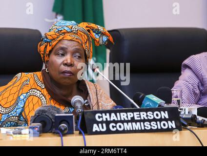 (140129) -- ADDIS-ABEBA, 29 janv. 2014 (Xinhua) -- la présidente de la Commission de l'Union africaine (UA), Nkosazana Dlamini-Zuma (C), assiste à un point de presse au siège de l'Union africaine à Addis-Abeba, Éthiopie, le 29 janvier 2014. L’Afrique doit se concentrer sur l’exploitation de ses ressources pour transformer la situation actuelle d’importateur net de denrées alimentaires en situation où elle produit suffisamment de denrées alimentaires pour se nourrir et exporter vers le reste du monde, a noté Nkosazana Dlamini-Zuma. (Xinhua/Meng Chenguang) SOMMET ETHIOPIE-ADDIS ABEBA-UA-DÉVELOPPEMENT AGRICOLE PUBLICATIONxNOTxINxCHN Addis Abeba janvier 29 20 Banque D'Images