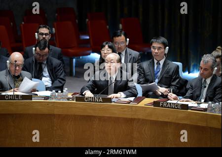 (140129) -- New York, 29 janv. 2014 (Xinhua) -- Liu Jieyi (C), représentant permanent de la Chine auprès des Nations Unies, prend la parole lors d'un débat public du Conseil de sécurité sur la guerre, ses leçons et la recherche d'une paix permanente , au siège des Nations Unies à New York, le 29 janvier 2014. La Chine, la Corée du Sud et la République populaire démocratique de Corée (RPDC) ont salué la récente visite du Premier ministre japonais Shinzo Abe au tristement célèbre sanctuaire Yasukuni lors du débat public du Conseil de sécurité de l'ONU mercredi. (Xinhua/Niu Xiaolei) (lyx) un-NEW YORK-OPEN DEBATE-ABE VISITE DU SANCTUAIRE PUBLICATIONxNOTxINxCHN New York Ja Banque D'Images