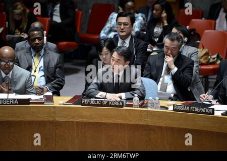 (140129) -- New York, 29 janv. 2014 (Xinhua) -- Oh Joon (C), représentant permanent de la Corée du Sud auprès des Nations Unies, prend la parole lors d un débat public du Conseil de sécurité sur la guerre, ses leçons et la recherche d une paix permanente , au siège de l ONU à New York, le 29 janvier 2014. La Chine, la Corée du Sud et la République populaire démocratique de Corée (RPDC) ont salué la récente visite du Premier ministre japonais Shinzo Abe au tristement célèbre sanctuaire Yasukuni lors du débat public du Conseil de sécurité de l'ONU mercredi. (Xinhua/Niu Xiaolei) (lyx) un-NEW YORK-OPEN DEBATE-VISITE DU SANCTUAIRE ABE S PUBLICATIONxNOTxINxCHN New Yor Banque D'Images