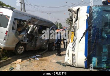 CHIANG MAI, 29 janvier 2014 (Xinhua) -- la photo prise le 29 janvier 2014 montre le site de l'accident dans la province de Chiang Mai, au nord de la Thaïlande. Un total de 25 touristes chinois ont été blessés mercredi dans un accident de bus dans la province de Chiang Mai, au nord de la Thaïlande, selon le Consulat général de Chine à Chiang Mai. (Xinhua/Rachen Sageamsak) THAÏLANDE-CHIANG MAI-ACCIDENT PUBLICATIONxNOTxINxCHN Chiang Mai 29 2014 janvier XINHUA photo prise LE 29 2014 janvier montre le site de l'accident dans le nord de la Thaïlande pays S Chiang Mai province un total de 25 touristes chinois ont été blessés dans un accident de bus dans le nord Banque D'Images