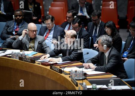 (140129) -- New York, 29 janv. 2014 (Xinhua) -- Liu Jieyi (C), représentant permanent de la Chine auprès des Nations Unies, prend la parole lors d'un débat public du Conseil de sécurité sur la guerre, ses leçons et la recherche d'une paix permanente , au siège des Nations Unies à New York, le 29 janvier 2014. La Chine, la Corée du Sud et la République populaire démocratique de Corée (RPDC) ont salué la récente visite du Premier ministre japonais Shinzo Abe au tristement célèbre sanctuaire Yasukuni lors du débat public du Conseil de sécurité de l'ONU mercredi. (Xinhua/Niu Xiaolei) (lyx) un-NEW YORK-OPEN DEBATE-ABE VISITE DU SANCTUAIRE PUBLICATIONxNOTxINxCHN New York Ja Banque D'Images