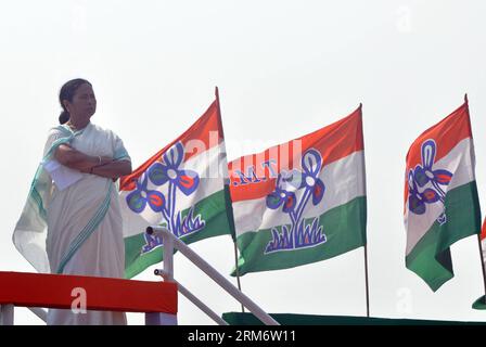 (140130) -- CALCUTTA, 30 janvier 2014 (Xinhua) -- Mamata Banerjee, ministre en chef de l'État du Bengale occidental et chef du Parti du Congrès Trinamool, regarde alors que des milliers de membres et de partisans du parti se joignent à un rassemblement de masse lorsque le parti marque la campagne pour les prochaines élections législatives indiennes à Calcutta, capitale de l'État indien oriental, Bengale occidental, 30 janvier 2014. (Xinhua/Stringer) INDE-CALCUTTA-TRINAMOOL CONGRÈS PARTI-RALLYE PUBLICATIONxNOTxINxCHN Calcutta Jan 30 2014 XINHUA Mamata Banerjee Ministres en chef de l'Etat du Bengale OCCIDENTAL et le chef du Congrès du Parti regarde comme des milliers de Parti Banque D'Images