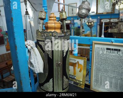 Parchemin séfarade de Torah dans la synagogue Abuhav dans le vieux quartier juif de Tzfat Banque D'Images