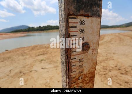 BHUBANESWAR, le 31 janvier 2014 -- une photo prise le 31 janvier 2014 montre une échelle qui mesure le niveau d'eau dans le barrage de Jaguari dans la municipalité de Braganca Paulista à Sao Paulo, au Brésil. Le barrage de Jaguari fait partie du gisement Cantareira, le principal fournisseur d’eau de Sao Paulo qui a atteint son niveau critique avec les 22,4% de sa capacité totale, le plus bas en 39 ans. La quantité de pluie dans la région est la plus faible depuis 1930, lorsque la mesure a commencé. La température à Sao Paulo en janvier surmonte celle de février 1984 comme le mois le plus chaud de l histoire de la ville, selon Nati du Brésil Banque D'Images