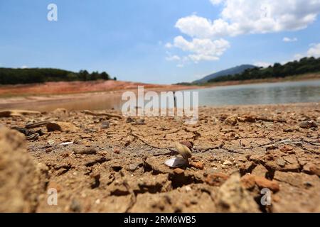 BHUBANESWAR, le 31 janvier 2014 -- la photo prise le 31 janvier 2014 montre la vue du barrage Jaguari dans la municipalité de Braganca Paulista à Sao Paulo, au Brésil. Le barrage de Jaguari fait partie du gisement Cantareira, le principal fournisseur d’eau de Sao Paulo qui a atteint son niveau critique avec les 22,4% de sa capacité totale, le plus bas en 39 ans. La quantité de pluie dans la région est la plus faible depuis 1930, lorsque la mesure a commencé. La température à Sao Paulo en janvier surmonte celle de février 1984 comme le mois le plus chaud de l histoire de la ville, selon l Institut National de Météo du Brésil (INMET Banque D'Images