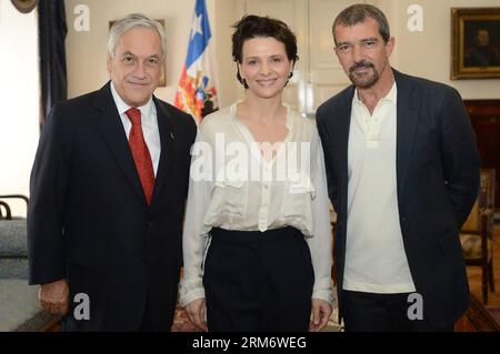 SANTIAGO, le 31 janvier 2014 -- image fournie par la présidence chilienne montre le président chilien Sebastian Pinera L, l'acteur Antonio Banderas R et l'actrice Juliette Binoche C, lors d'une visite au Palais Moneda, à Santiago, capitale du Chili, le 31 janvier 2014. Les acteurs du film les 33 , sont arrivés au Chili pour commencer le tournage du film qui montrera le sauvetage des mineurs qui ont été piégés dans la mine de San Jose. Le tournage aura lieu à Copiapo et Tierra Amarilla, dans la région d’Atacama, au nord du pays, à partir du 4 février. Xinhua/Alex Ibaez/Présidence du Chili rt sp CHILE-SANTIAGO-CINEMA Banque D'Images