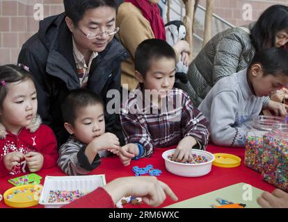 TORONTO, (Xinhua) -- des enfants fabriquent de l'artisanat lors de la célébration du nouvel an chinois 2014 au Markham Civic Centre à Markham, dans la région du Grand Toronto, Canada, le 1 février 2014. (Xinhua/Zou Zheng)(axy) CANADA-TORONTO-CHINESE NEW YEAR CELEBRATION PUBLICATIONxNOTxINxCHN Toronto XINHUA Kids fabrique des objets artisanaux lors de la célébration du nouvel an chinois 2014 AU Markham Civic Centre de Markham dans la région du Grand Toronto Canada février 1 2014 XINHUA Zou Zheng axy Canada Toronto Chinese New Year Celebration PUBLICATIONxNOTxNOTxINxCHN Banque D'Images