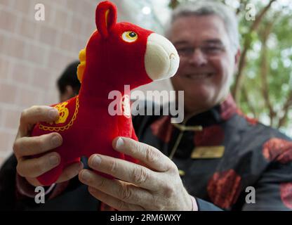 TORONTO, (Xinhua) -- Un homme montre un jouet pour cheval qu'il a obtenu lors de la célébration du nouvel an chinois 2014 au Markham Civic Centre à Markham, dans la région du Grand Toronto, Canada, le 1 février 2014. (Xinhua/Zou Zheng)(axy) CANADA-TORONTO-CHINESE NEW YEAR CELEBRATION PUBLICATIONxNOTxINxCHN Toronto XINHUA un homme montre un cheval jouet qu'il a obtenu lors de la célébration du nouvel an chinois 2014 AU Markham Civic Centre de Markham dans la région du Grand Toronto Canada février 1 2014 XINHUA Zou Zheng axy Canada Toronto Chinese New Year Celebration PUBLICATIONxNOTxNOTxINxIN Banque D'Images