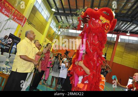 (140202) -- Suva, (Xinhua) -- le Premier ministre fidjien Voreqe Bainimarama (front L) participe à une représentation de danse traditionnelle chinoise du lion à l'école Yat Sen de Suva, Fidji, le 2 février 2013. Voreqe Bainimarama a prononcé dimanche son discours du nouvel an chinois à l’école Yat Sen, souhaitant aux Chinois du monde entier une heureuse et prospère nouvelle année. Bainimarama et sa femme Maria et plus de 10 autres membres de leur famille ont assisté au gala du Festival du Printemps organisé par la communauté chinoise locale, où plus de 800 personnes ont célébré ensemble l’année du Cheval. (Xinhua/Michael Yang)(axy) FIJI-Suva-PM-CHI Banque D'Images