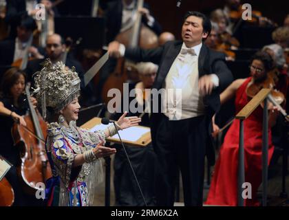 (140202) -- NEW YORK, (Xinhua) -- la chanteuse chinoise Song Zuying (avant L) chante au troisième concert du nouvel an chinois de l'orchestre philharmonique de New York marquant le 35e anniversaire des relations diplomatiques sino-américaines, au Lincoln Center de New York, aux États-Unis, le 1 février 2014. (Xinhua/Wu Rong)(axy) États-Unis-NEW YORK-CHINOIS LUNAR NOUVEL AN-CONCERT PUBLICATIONxNOTxINxCHN New York XINHUA Singer chinois Song Zuying Front l chante AU troisième concert du nouvel an chinois de l'Orchestre Philharmonique de New York marquant le 35e anniversaire des relations diplomatiques SINO U S AU Lincoln Center de New York Banque D'Images