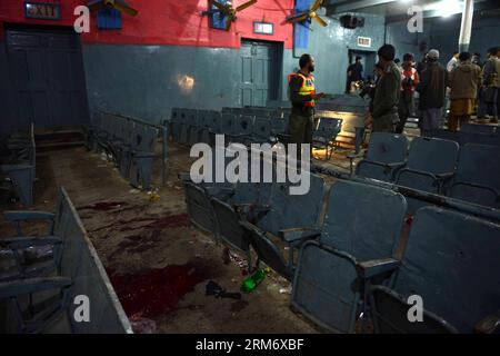 (140202) -- PESHAWAR, 2 février 2014 (Xinhua) -- des policiers pakistanais inspectent le site de l'attaque dans un cinéma du nord-ouest du Pakistan, Peshawar, le 2 février 2014. Au moins cinq personnes ont été tuées et 31 autres blessées dimanche soir lorsqu'une attaque à la grenade a ciblé un cinéma dans la ville de Peshawar, au nord-ouest du Pakistan, ont déclaré des responsables. (Xinhua/Umar Qayyum) PAKISTAN-PESHAWAR-CINEMA-ATTACK PUBLICATIONxNOTxINxCHN Peshawar février 2 2014 des policiers pakistanais de XINHUA inspectent le site de l'attaque dans un cinéma au nord-ouest du Pakistan S Peshawar en février 2 2014 AU moins cinq célébrités ont été TUÉES et 31 autres blessées Banque D'Images