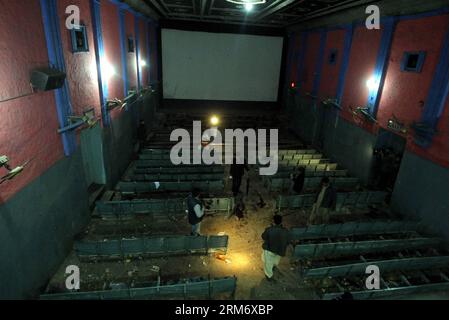 (140202) -- PESHAWAR, 2 février 2014 (Xinhua) -- des policiers pakistanais inspectent le site de l'attaque dans un cinéma du nord-ouest du Pakistan, Peshawar, le 2 février 2014. Au moins cinq personnes ont été tuées et 31 autres blessées dimanche soir lorsqu'une attaque à la grenade a ciblé un cinéma dans la ville de Peshawar, au nord-ouest du Pakistan, ont déclaré des responsables. (Xinhua/Umar Qayyum) PAKISTAN-PESHAWAR-CINEMA-ATTACK PUBLICATIONxNOTxINxCHN Peshawar février 2 2014 des policiers pakistanais de XINHUA inspectent le site de l'attaque dans un cinéma au nord-ouest du Pakistan S Peshawar en février 2 2014 AU moins cinq célébrités ont été TUÉES et 31 autres blessées Banque D'Images